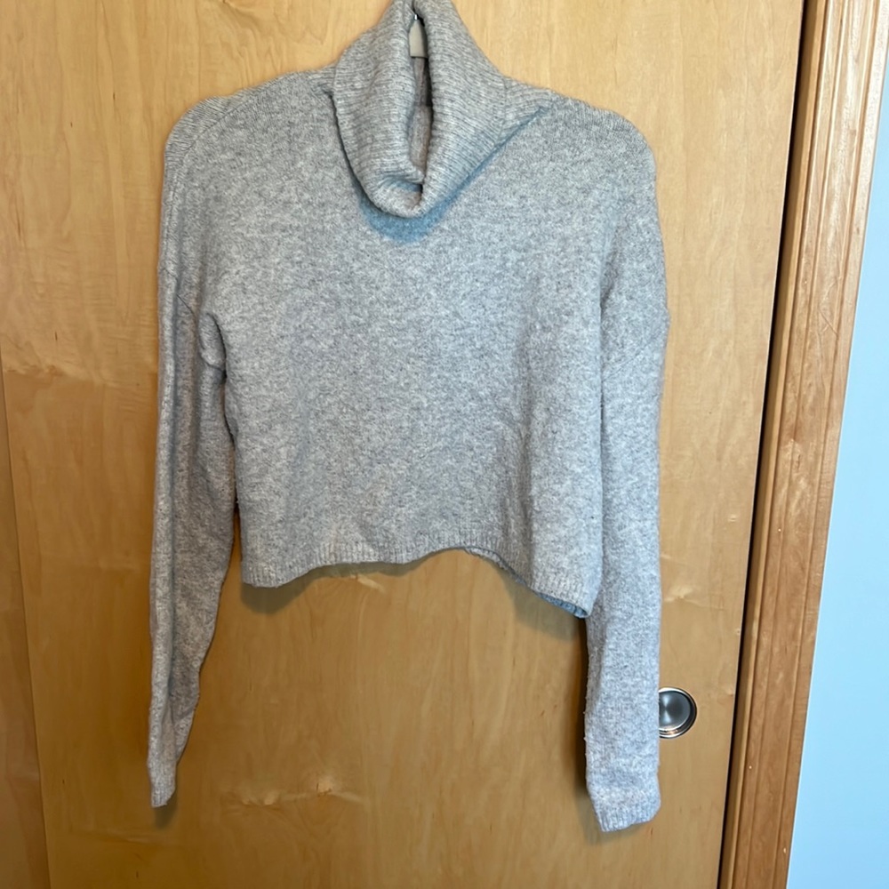 Bershka Size Medium Gray Cropped Turtleneck